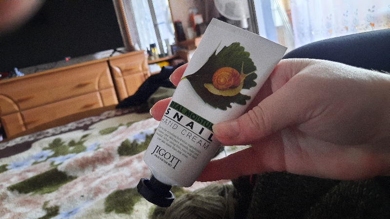 Крем для рук с экстрактом слизи (муцином) улитки