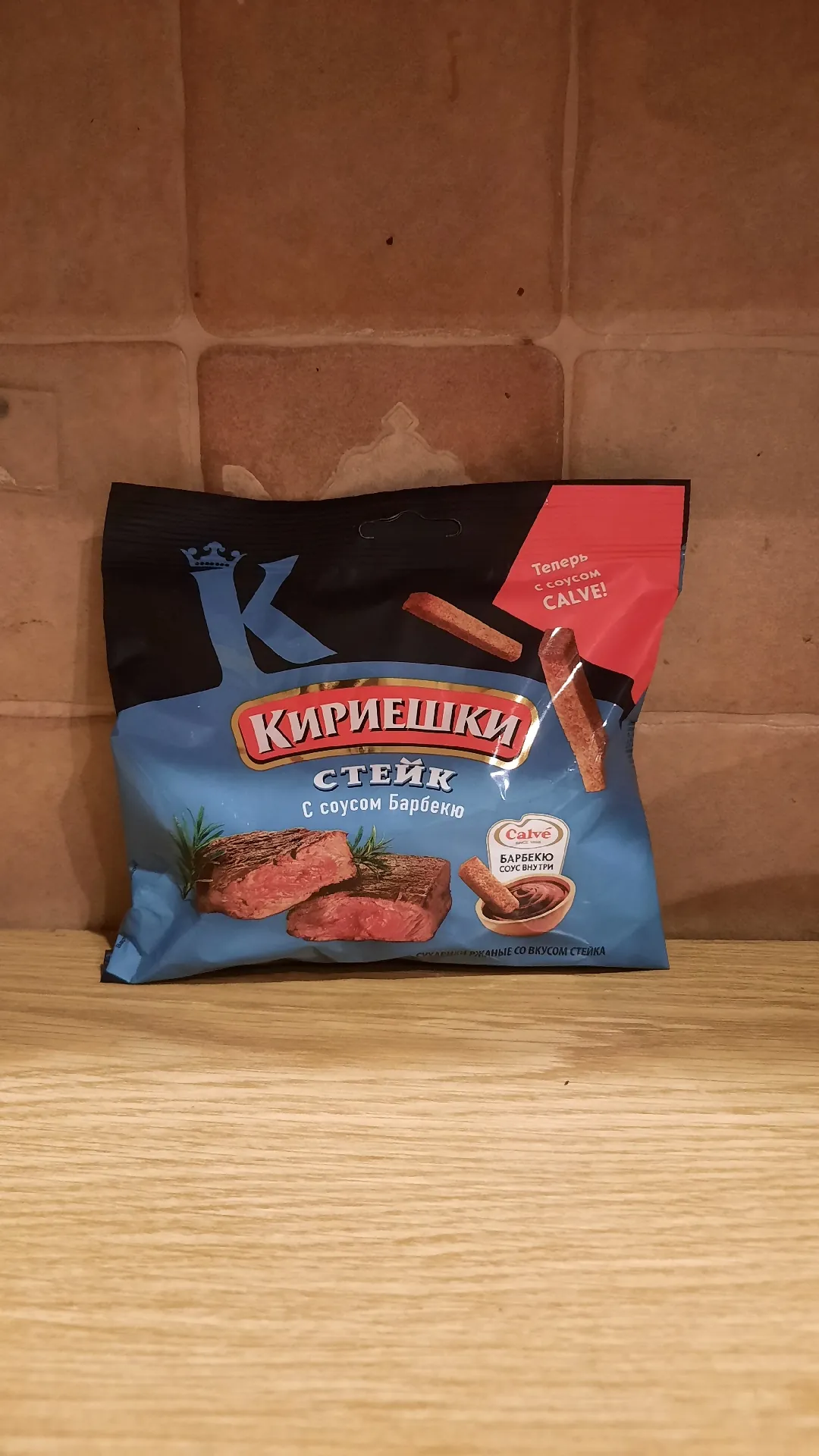 Сухарики «Кириешки» со вкусом стейка, 60 г + соус барбекю Calve, 25 г