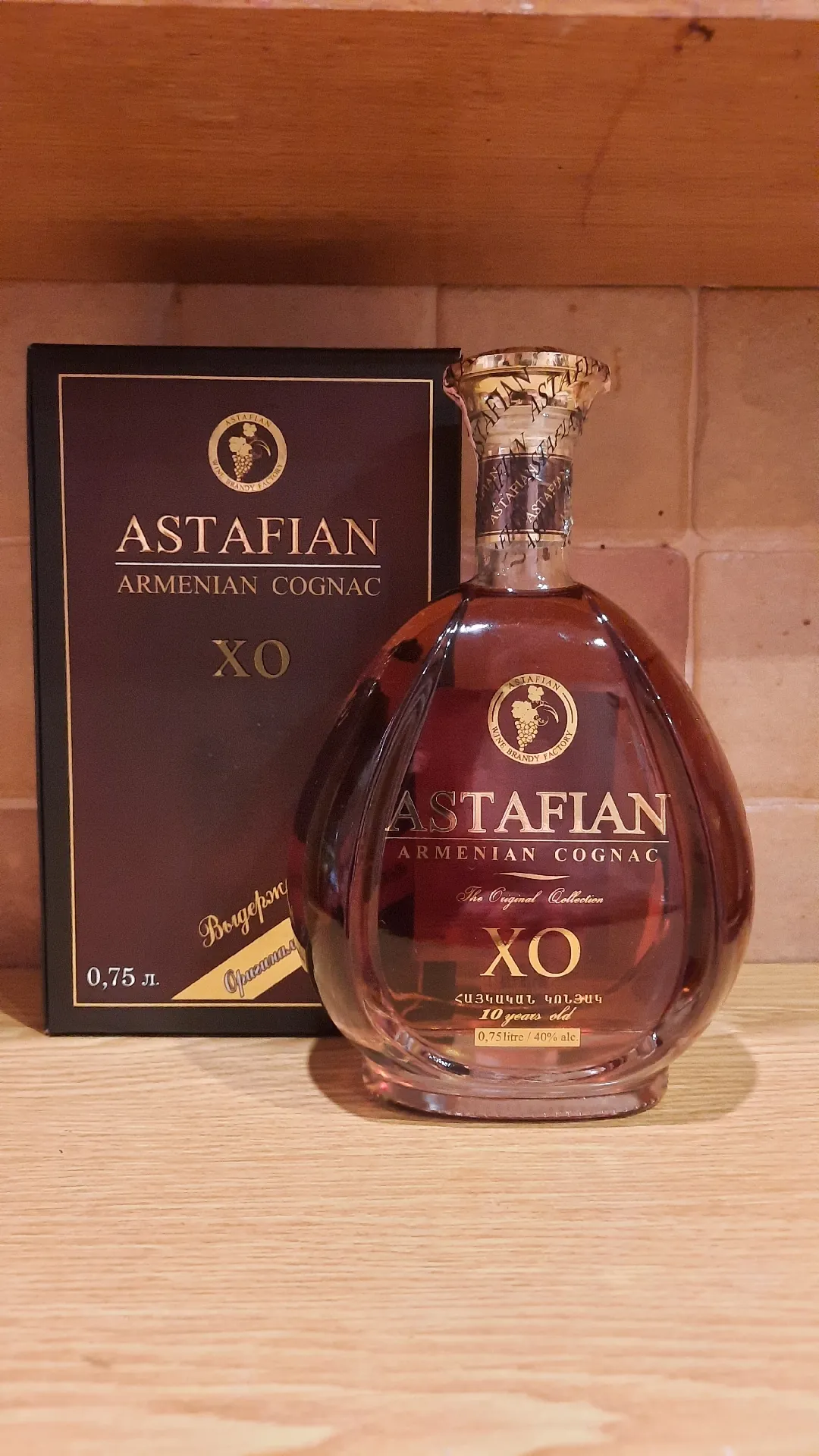 Коньяк армянский Astafian XO 10 Years в подарочной коробке, 40%, 0,75 л