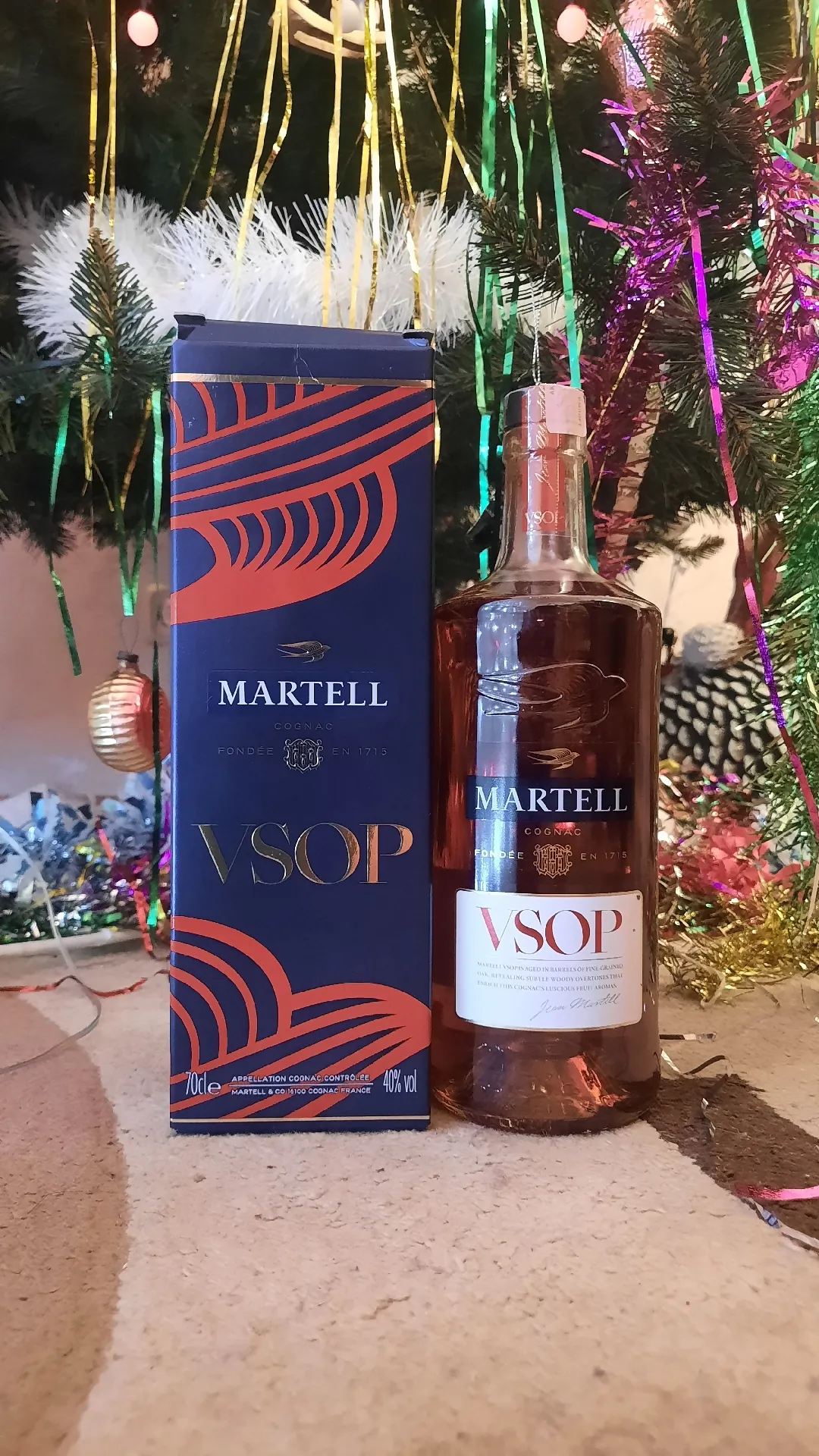 Коньяк Martell VSOP Aged in Red Barrels в подарочной коробке, 40%, 0,7 л