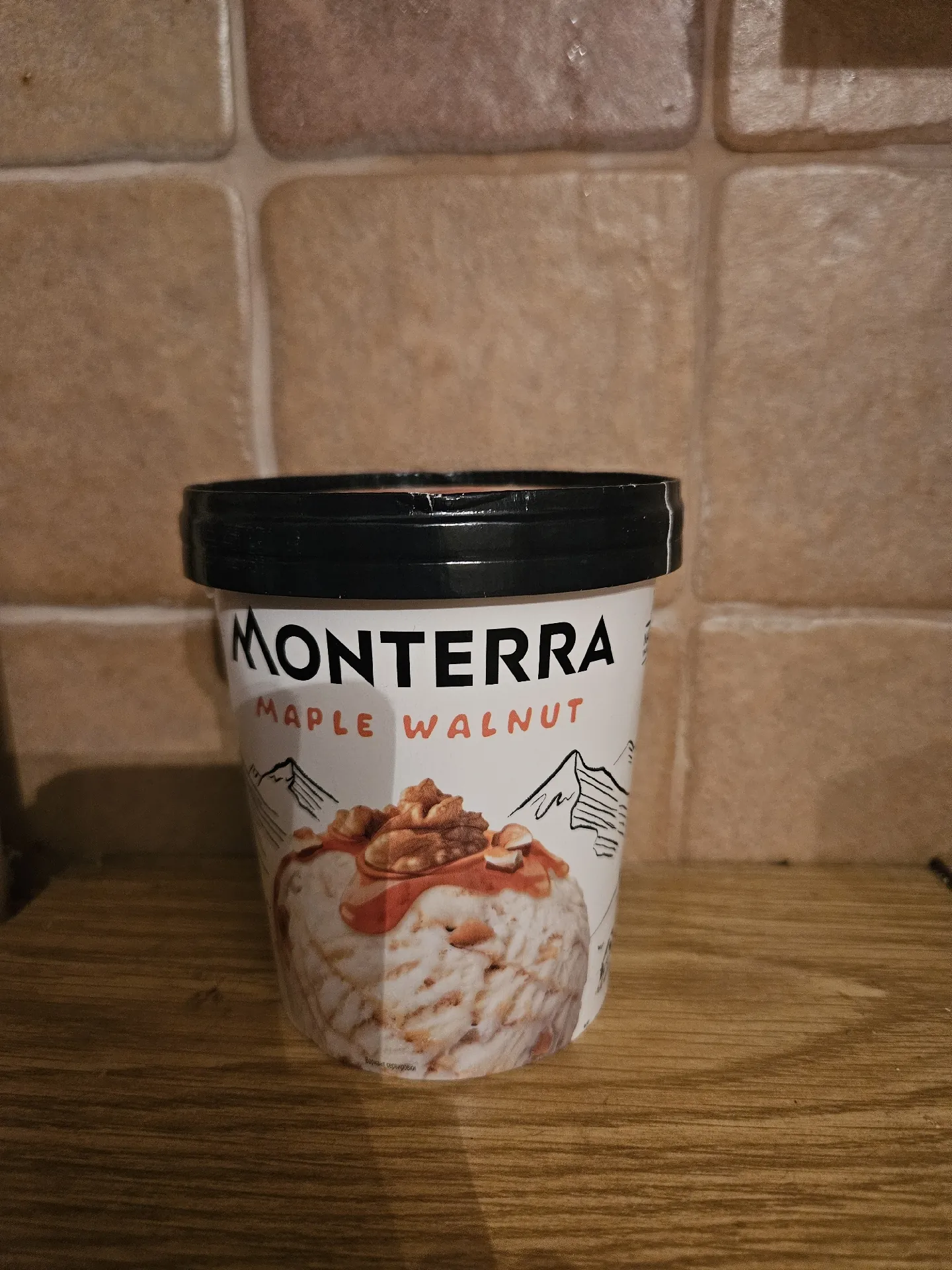 Мороженое пломбир Monterra Maple Walnut с кленовым сиропом и кусочками карамелизованных грецких орехов, 298 г (480 мл)