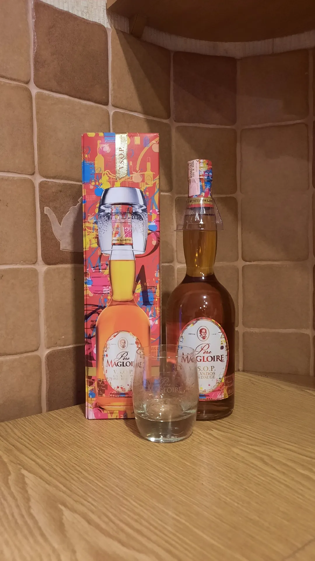 Кальвадос Pere Magloire V.S.O.P. Pays d'Auge Limited Edition в подарочной коробке с бокалом, 40%, 0,7 л